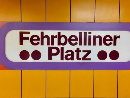 Schild U-Bahnhof Fehrbelliner Platz