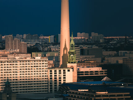 St. Marienkirche wirft Schatten auf den Berliner Fernsehturm