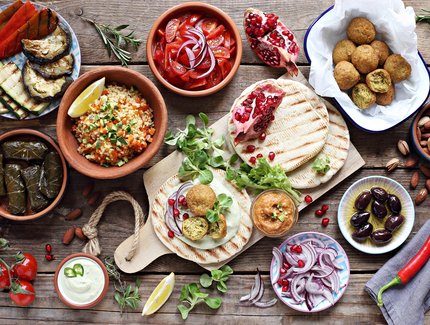 Esstisch mit arabischen und mediterranen Spezialitäten