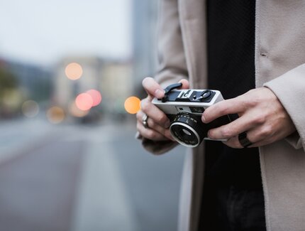 Fotógrafo aficionado con su cámara en Berlín