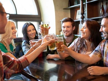 Clubs and bars in Berlin: Friends drinking beer in a bar
