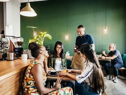 Freundinnen sitzen im Café 