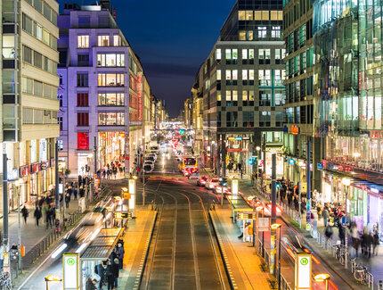 Beleuchtete Friedrichstrasse in Berlin bei Nacht