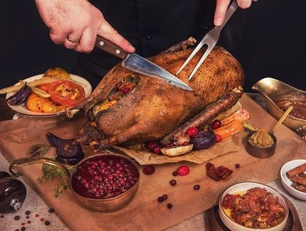 El ganso asado es cortado