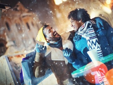 Gay Pärchen auf dem Weihnachtsmarkt