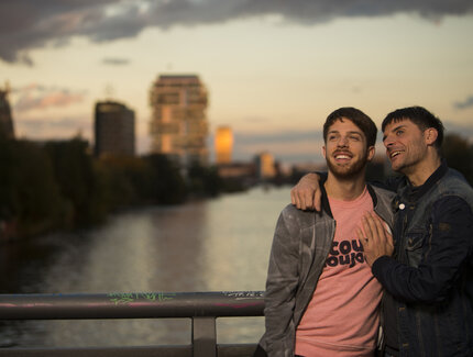 Gay-Pärchen unterwegs in Berlin-Friedrichshain