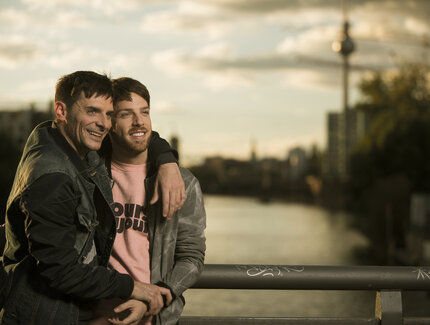 Gay-Pärchen unterwegs in Berlin-Friedrichshain- farbreduziert