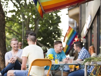Schwules Pärchen unterwegs in Berlin-Schöneberg