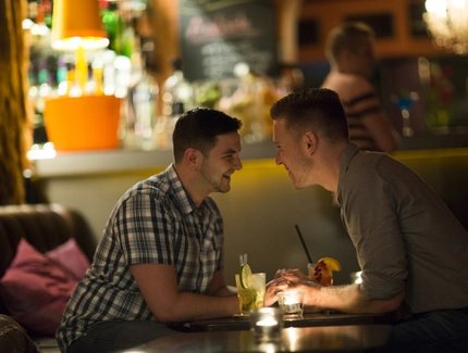 Schwules Pärchen unterwegs in Berlin-Schöneberg