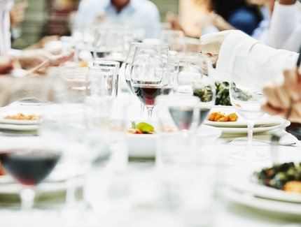 Freund:innen im Restaurant