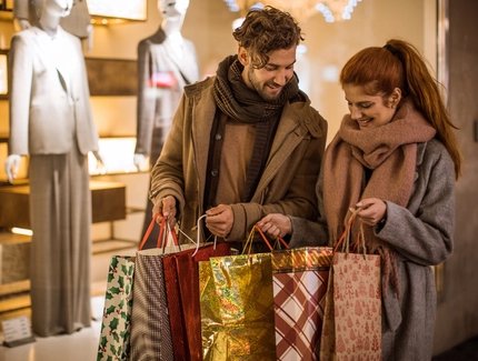 Paar beim Geschenke kaufen