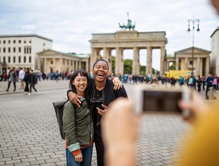 Fröhliche Frauen vorm Brandenburger Tor