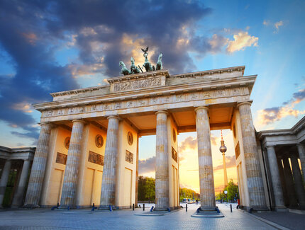 Brandenburger Tor und Fernsehturm in Berlin am Abend