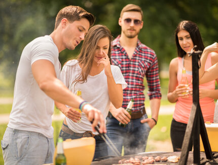 Festa barbecue la sera d'estate