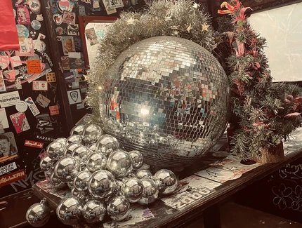 Diskokugel im Glühweingarten