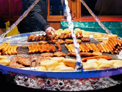 Würstchen auf dem Grill