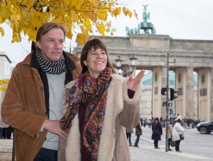 Berlin Besucher vor dem Brandenburger Tor