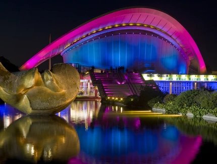 La Casa de las Culturas del Mundo iluminada en Berlín