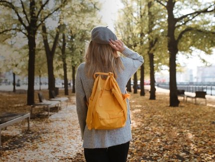 Una giovane donna durante una passeggiata autunnale a Berlino 