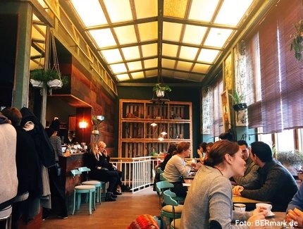 full café "House of small wonder"