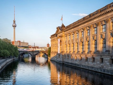 ICE im Stadtbild mit dem Berliner Fernsehturm im Hintergrund
