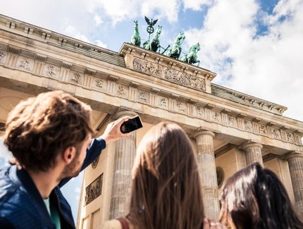 junge Leute am Brandenburger Tor
