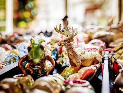 Glittering reindeer and other animals to hang on the Christmas tree by Kühn Keramik 