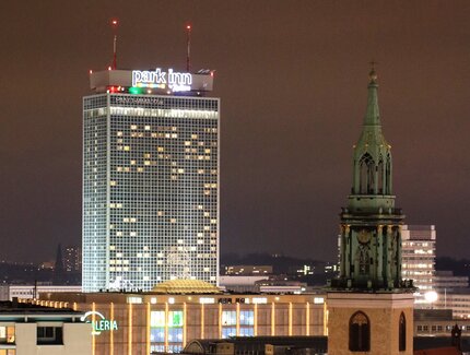 Alexanderplatz mit Park Inn Hotel bei Nacht