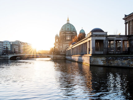 Isla de los museos de Berlín en otoño