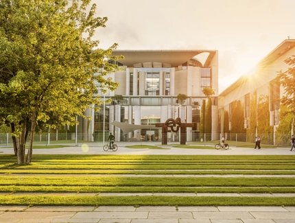 Bundeskanzleramt in Berlin im warmen Licht