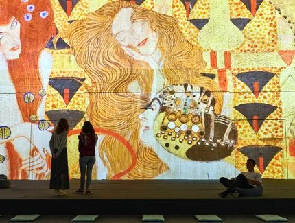 Klimts Kuss - Spiel mit dem Feuer, immersive Ausstellung