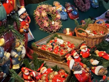 Avent de l'artisanat d'art sur la Karl-August-Platz : décorations de Noël faites à la main