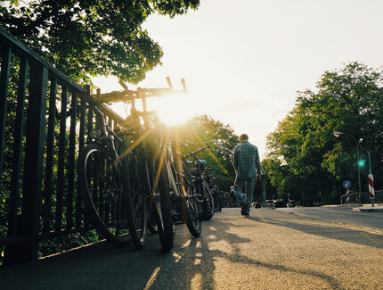 Fahrräder am Geländer einer Brücke des Teltowkanals