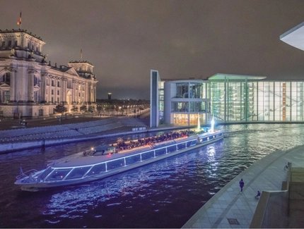 Abendliche Brückenfahrt in Berlin mit Stern und Kreis Schifffahrten