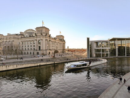 Bootstour auf der Spree am Spreebogen und Reichstagsgebäude 
