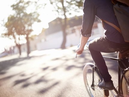 Junger Mann macht eine Fahrradtour
