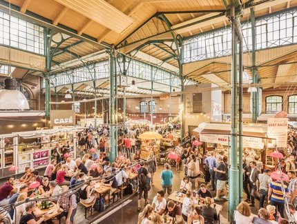 Visitatori nella Markthalle Neun di Berlino Kreuzberg