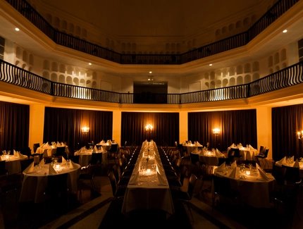 Speisesaal des Restaurant Mars in ehem. Trauerhalle eines Krematoriums