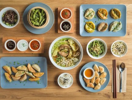Restaurant Momos : Table avec quenelles végétariennes
