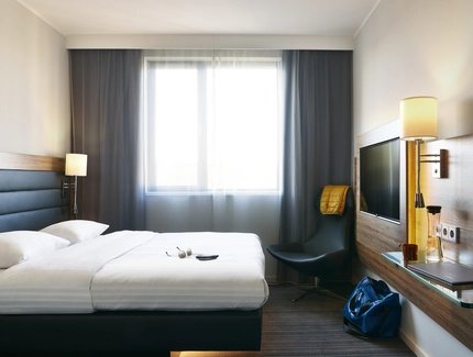 Double room with double bed and TV at Moxy Hotel Ostbahnhof
