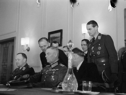 Die Oberkommandierenden der deutschen Wehrmacht (v.l.: Generaloberst Stumpff, Generalfeldmarschall Keitel, Generaladmiral v.Friedeburg) während der Kapitulation, Berlin-Karlshorst, 8./9. Mai 1945