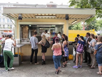people in front of the snack Stand "Mustafas Gemüse-Kebab"