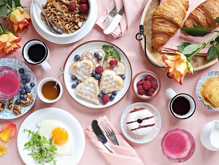 Süßes Frühstück mit Waffeln und Croissant 