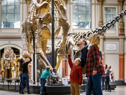 Familie im Museum für Naturkunde Berlin