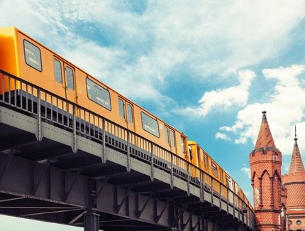 Kreuzberg: subterráneo en el Oberbaumbrücke de Berlín