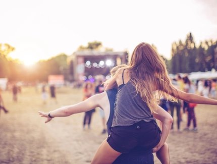 Los visitantes celebran en un festival al aire libre