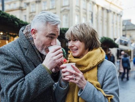 Best Ager trinken Glühwein