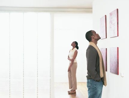 Paar in einer Gallerie