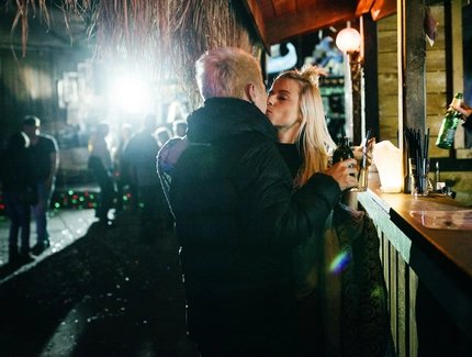  Ausgehen in Berlin: Küssendes Paar