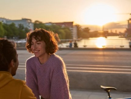 Paar auf der Oberbaumbrücke in Berlin beim Sonnenuntergang